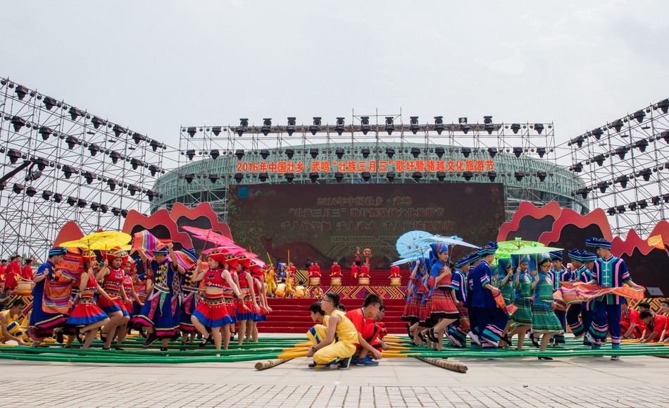 专业镜头下的武鸣千人竹竿舞、千人武术、千人广场舞展演，画面太美，蔚为壮观！ 
